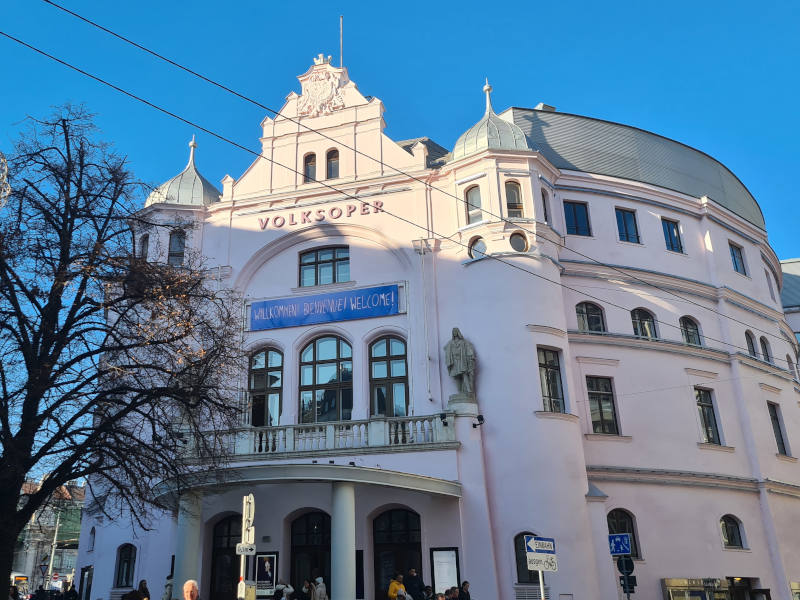 Volksoper von Außen, blauer Himmel und ein Baum steht vor dem Haus