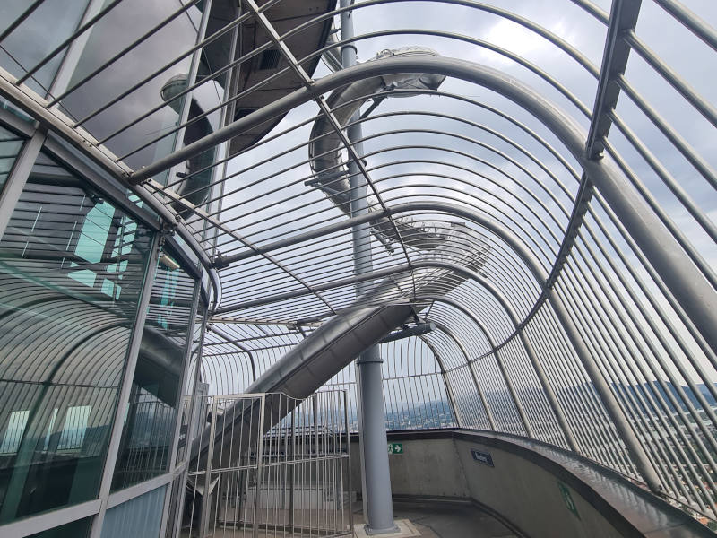 Rutschenansicht von außen, eine Abwertsspirale.