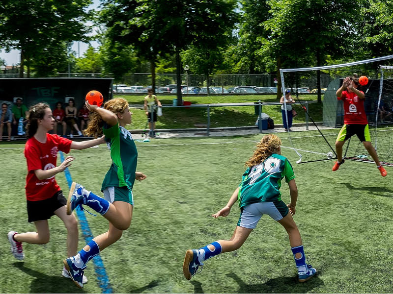 Kinder spielen Handball