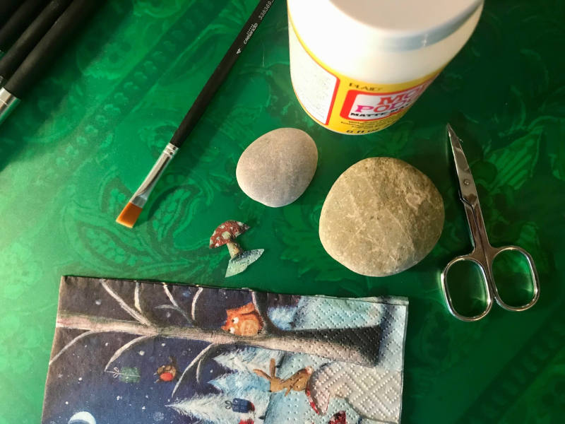 Pinsel, Serviette, Serviettenkleber und Steine von oben