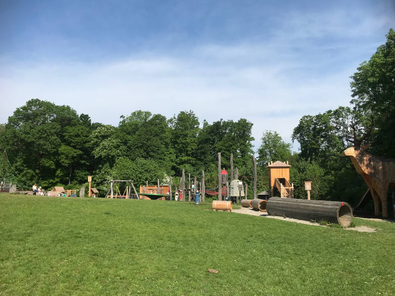 Park, verschiedene Spielgeräte hintereinander zum Balancieren, Klettern, Schaukeln, etc.