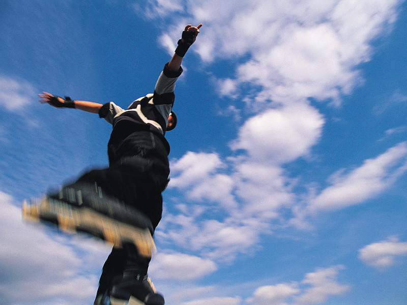 Ansicht von unten auf Person mit Rollschuhen
