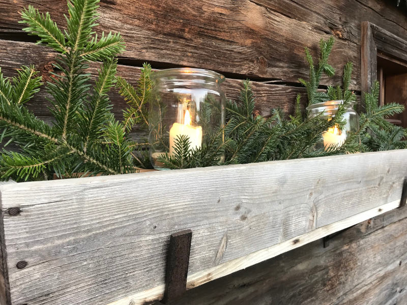 Kerzen im Glas als Weihnachtsschmuck