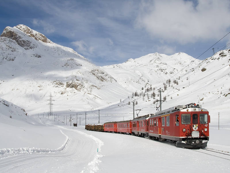 Zug in Winterlandschaft