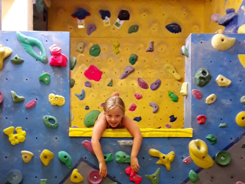 Mädchen bei mehreren Kletterwänden