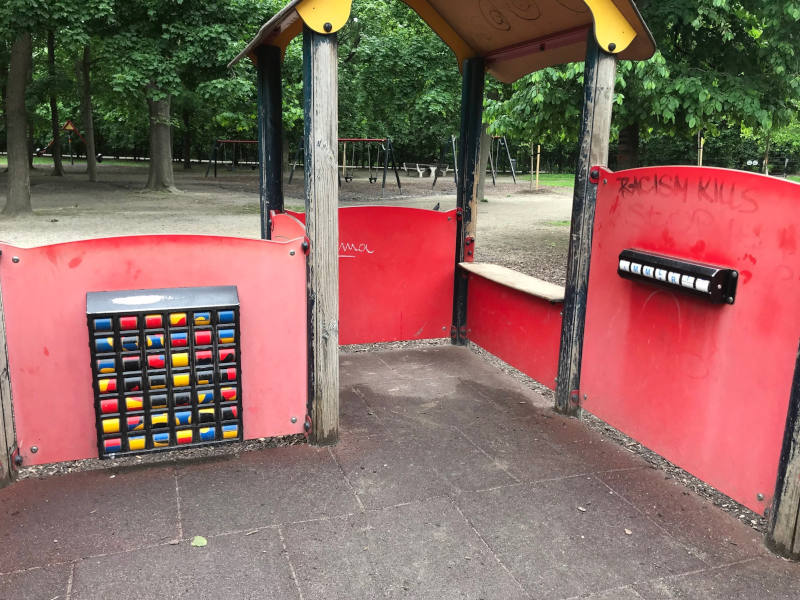 Rotes Haus mit Spielzeug montiert auf den Wänden