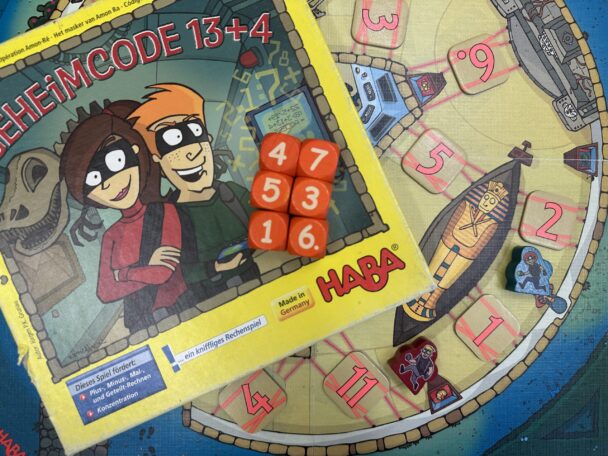 Geheimcode 13+4 Schachtel und Spielaufbau des Spiels Geheimcode 13+4