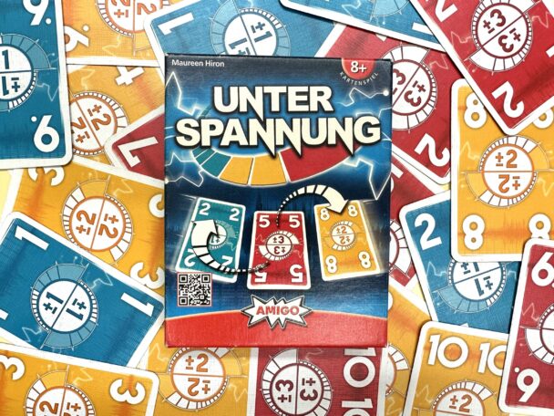 Unter Spannung Schachtel und Spielaufbau des Spiels Unter Spannung