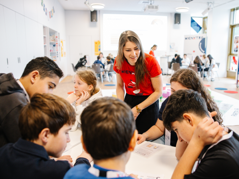 Teenies bei Gruppenarbeit mit WIENXTRA Mitarbeiterin