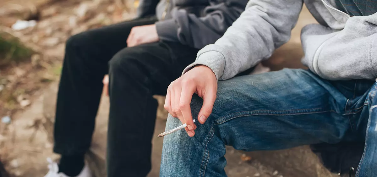 Jugendliche beim Rauchen