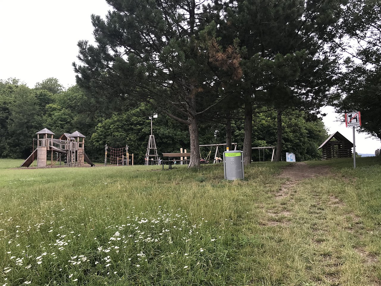 Spielplatz Roter Berg West Blick über die Weise auf den Spielplatz mit großem Kletterturm