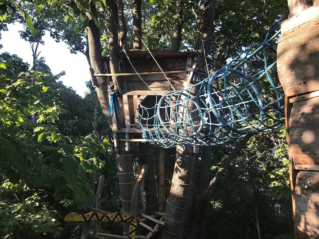 Holzbaumhaus mit einem Netztunnel.