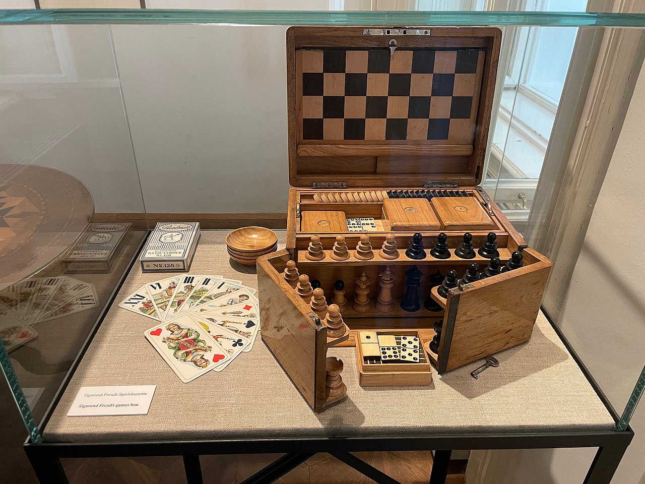Spiele von Freud Spiele wie Schach oder Karten und in einer Glasvitrine