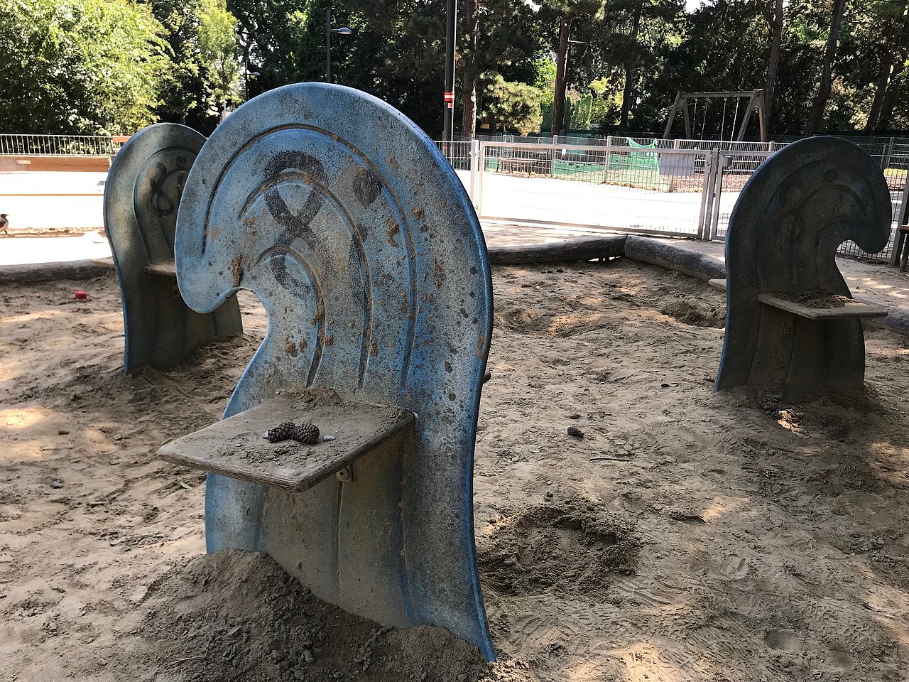 Tischchen in Wellenform im Sanspielbereich