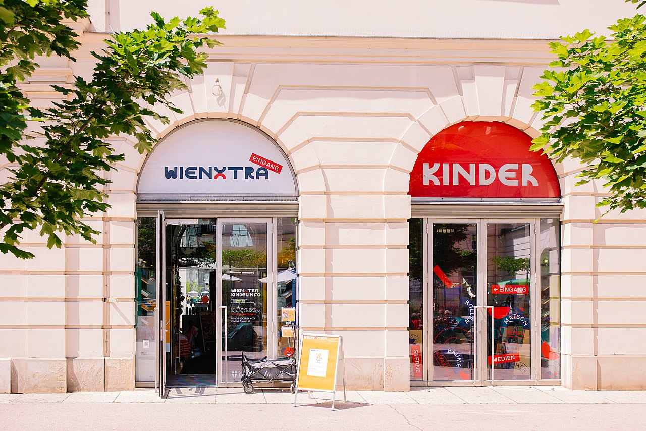 Frontalansicht von Gebäude mit zwei großen Türen