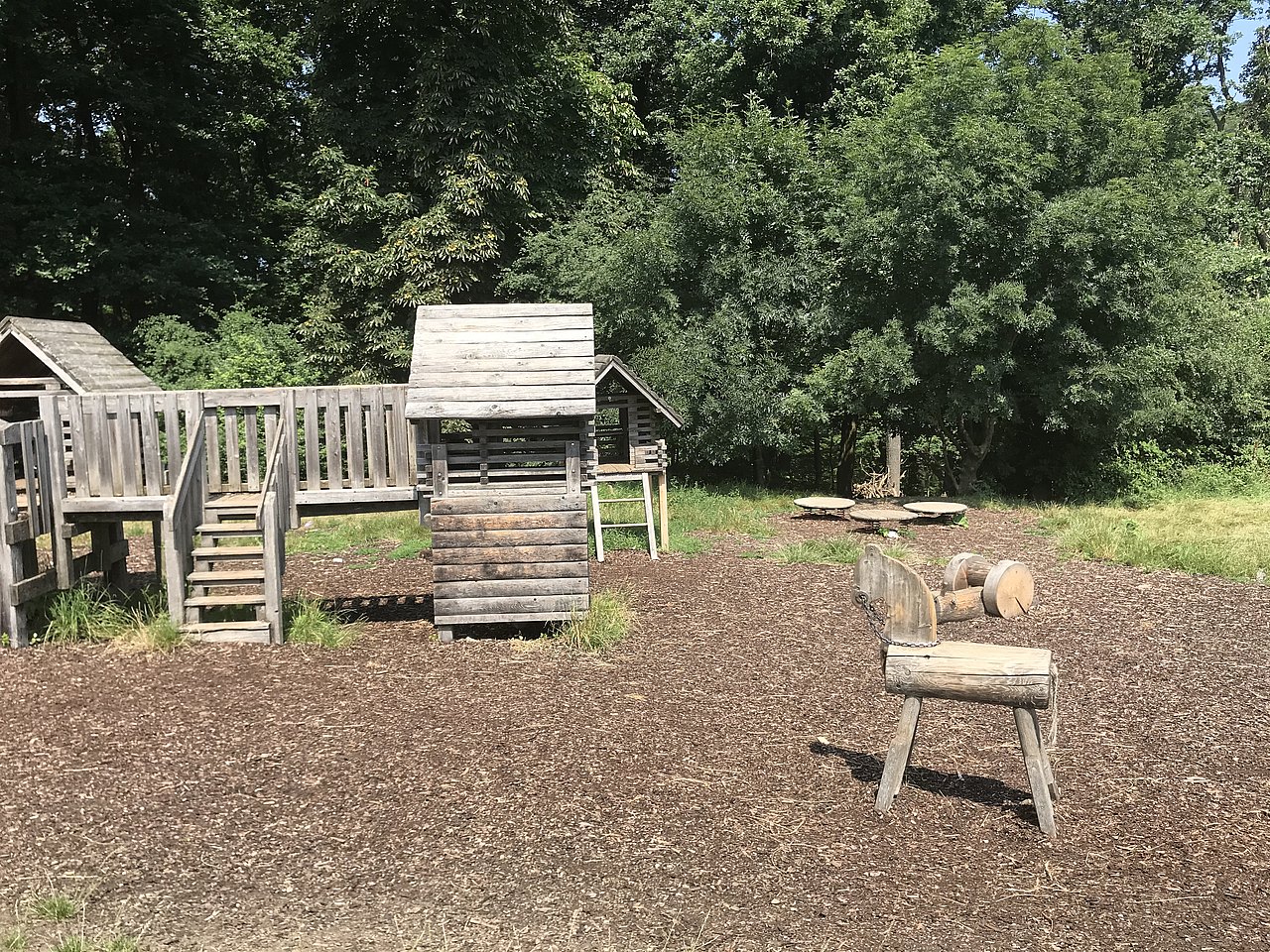 Spielhäuschen und -tiere Spielhäuschen und Holztiere