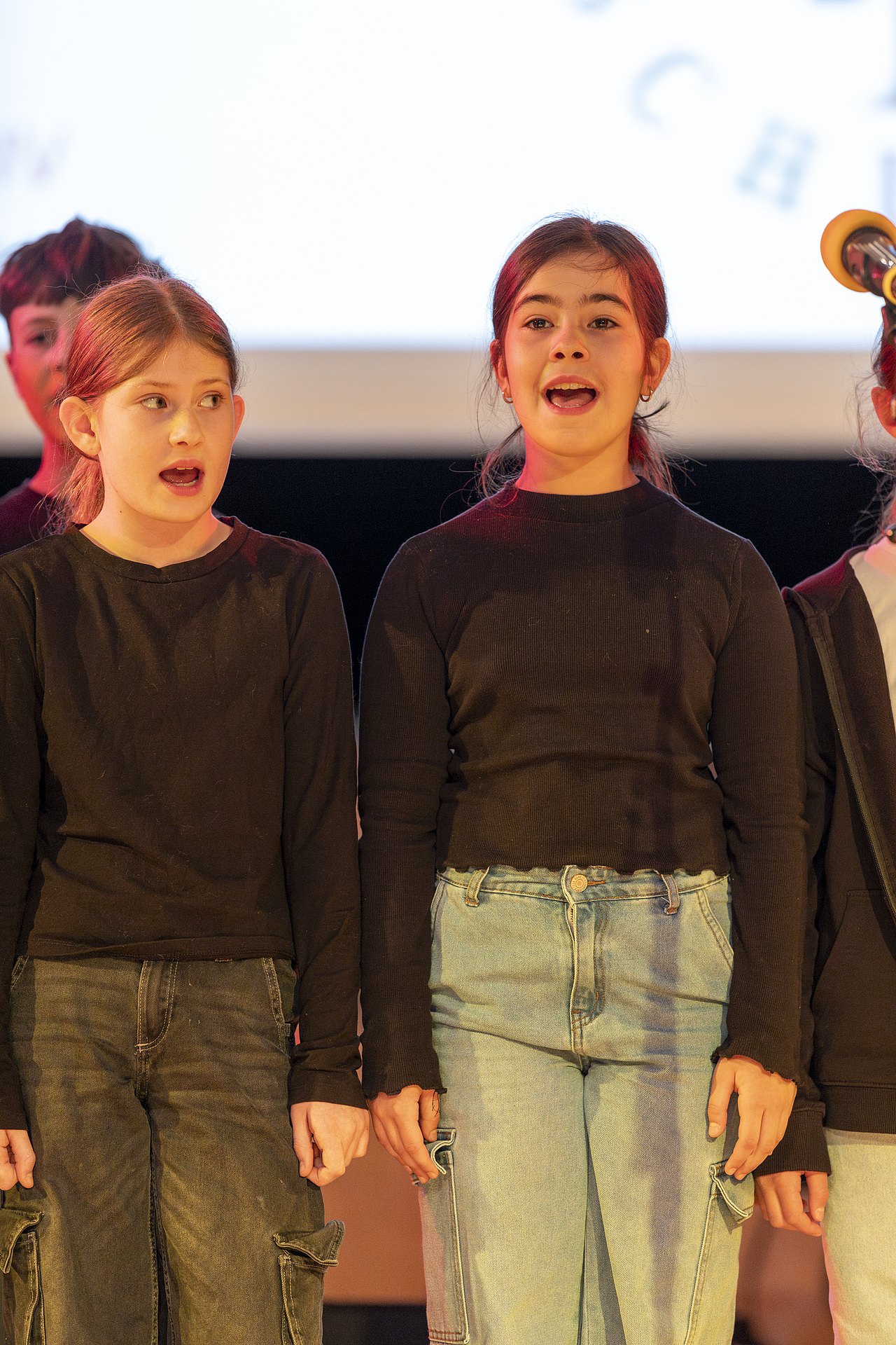 Singende Mädchen bei einem Auftritt