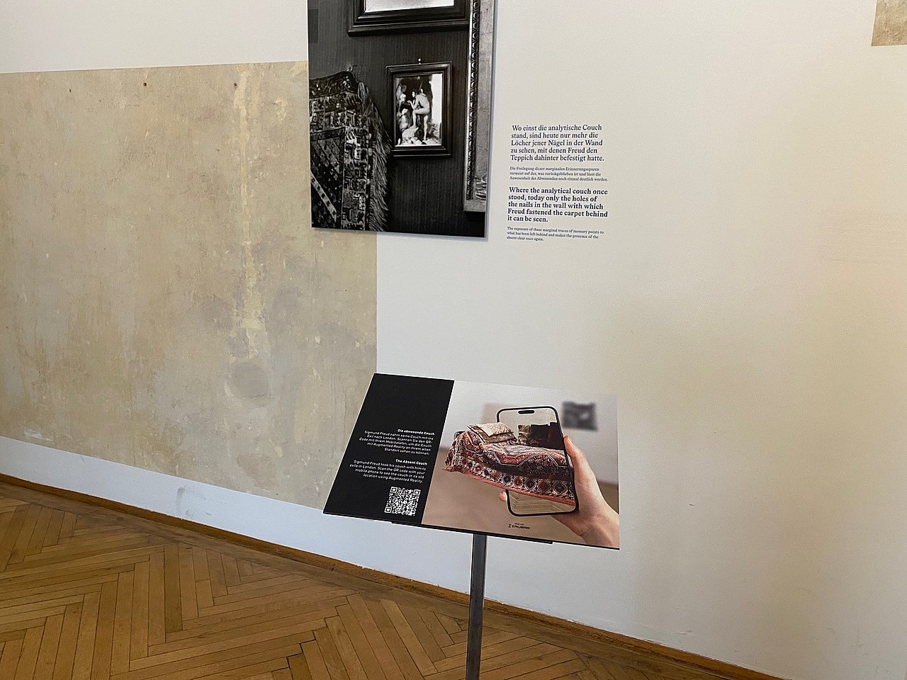 das berühmte Sofa in Freuds Praxis Installation, mit dem Behandlungssofa in Freuds Braxis