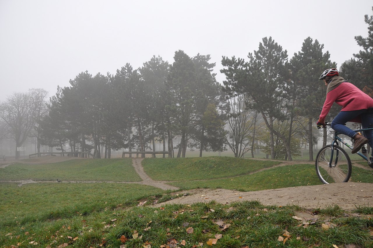 Person auf Fahrrad draußen