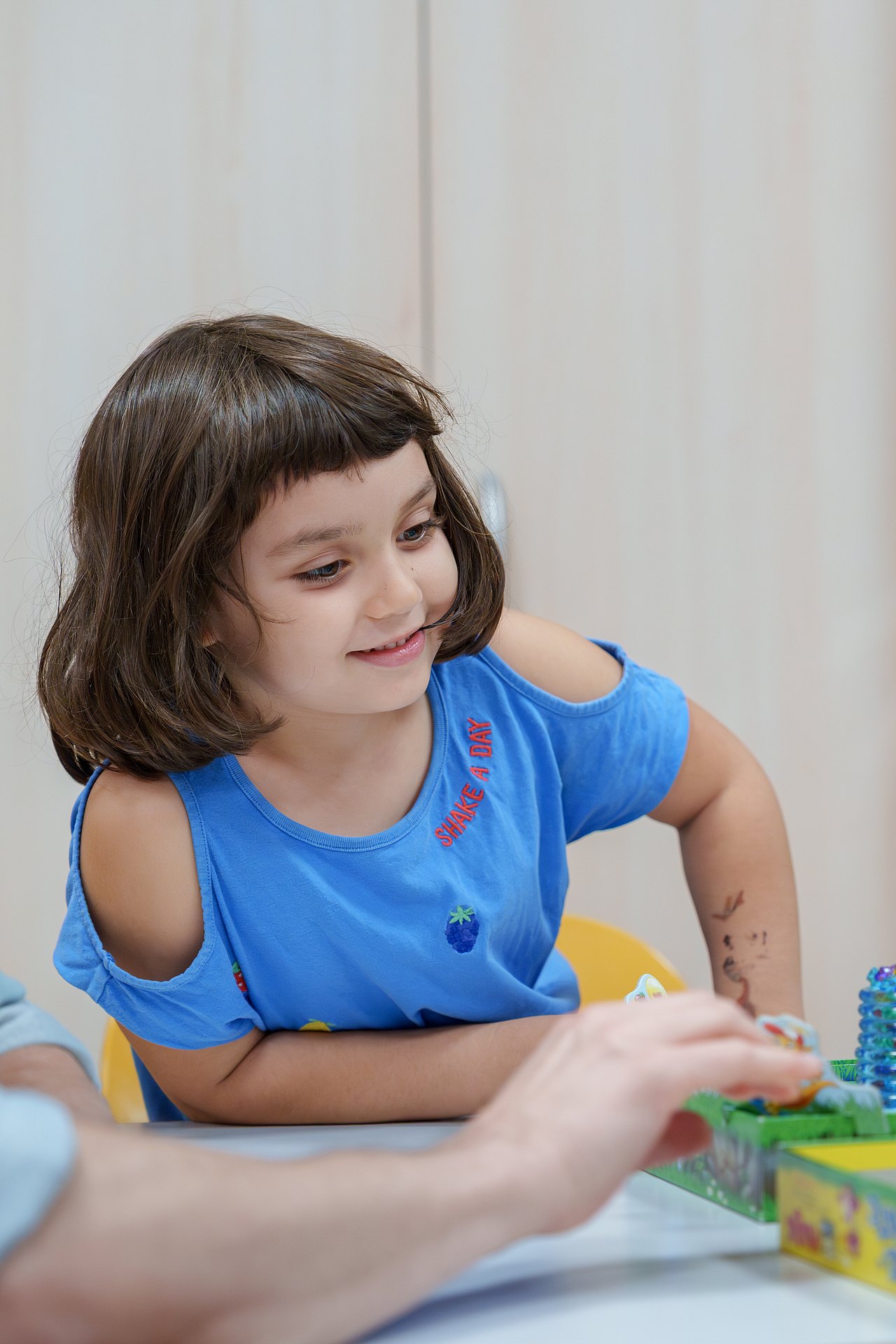 Mädchen am Spieltisch