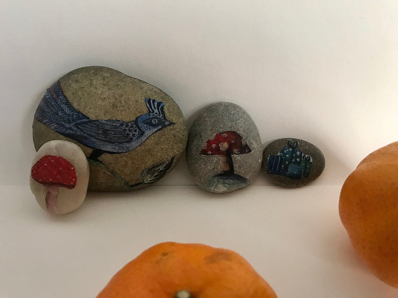 verzierte Steine mit Servietten