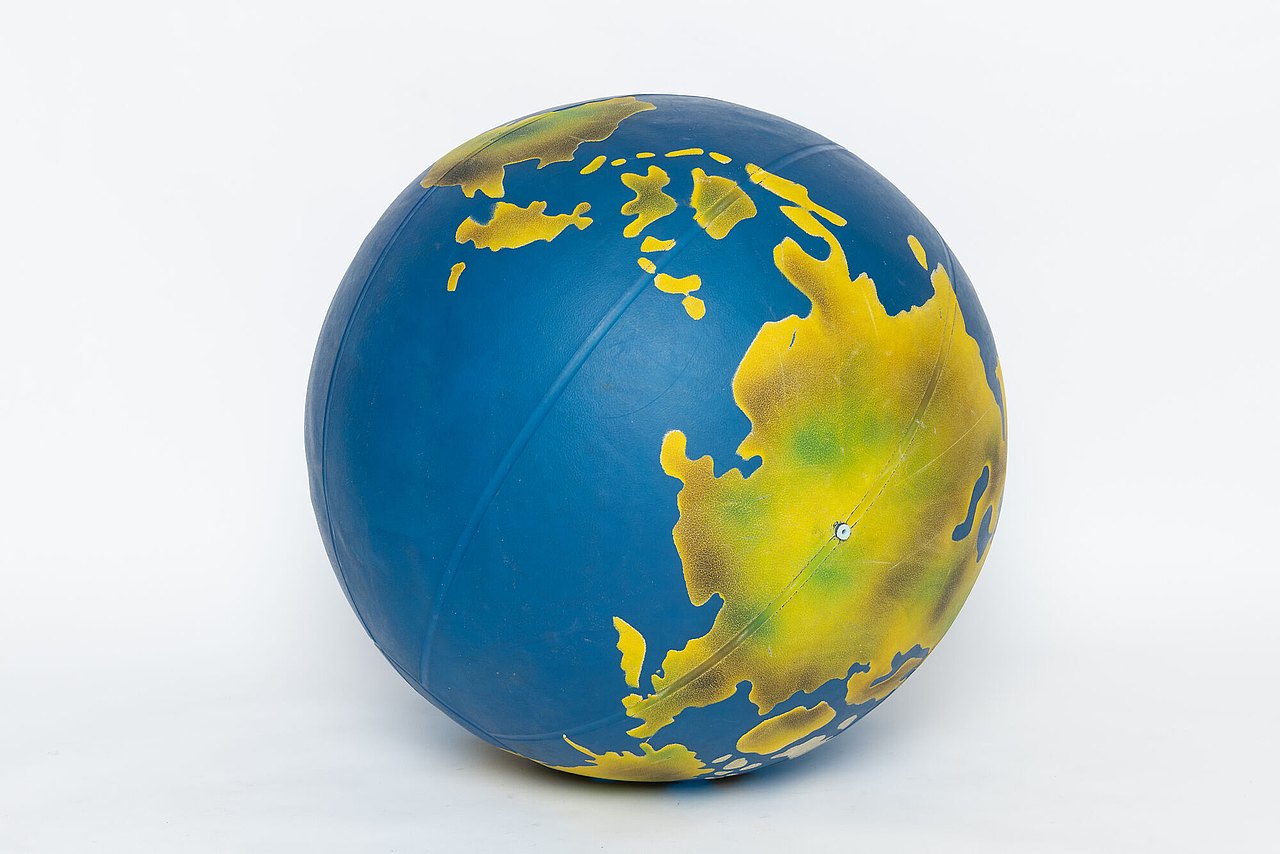 Großer Kunststoffball mit Globus 