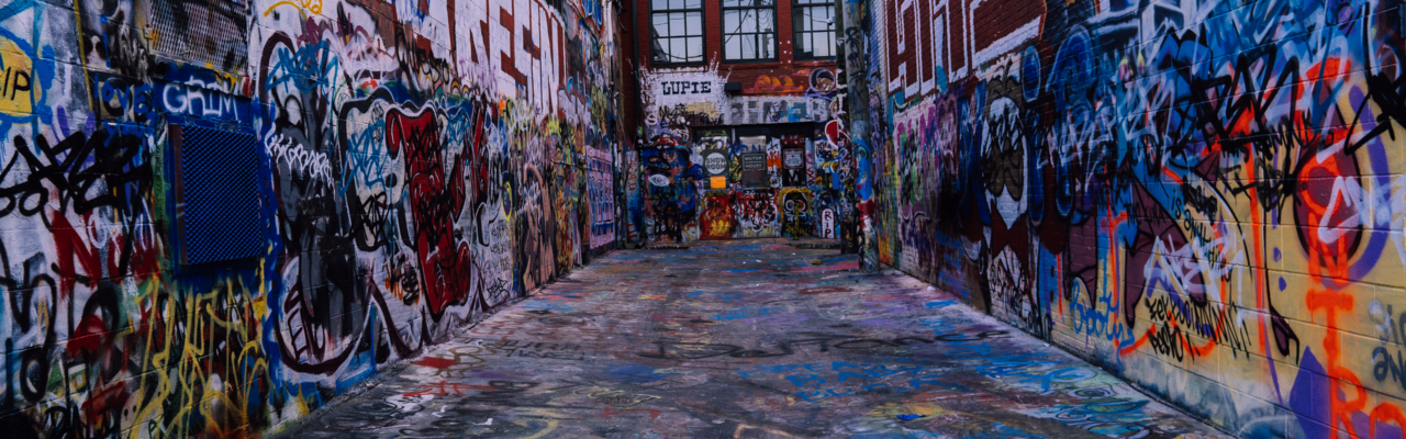 Strasse mit Graffitis an der Wand 