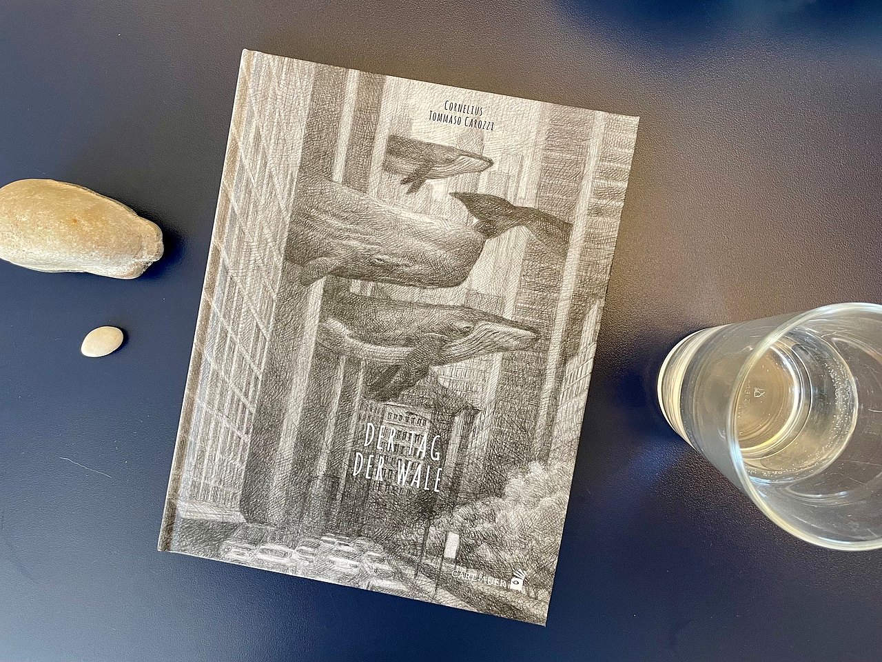 Der Tag der Wale Cover des Kinderbuches mit Walen, die durch eine Großstadt fleigen