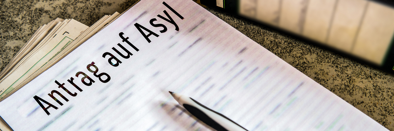 Eine Bogen für Antrag auf Asyl 