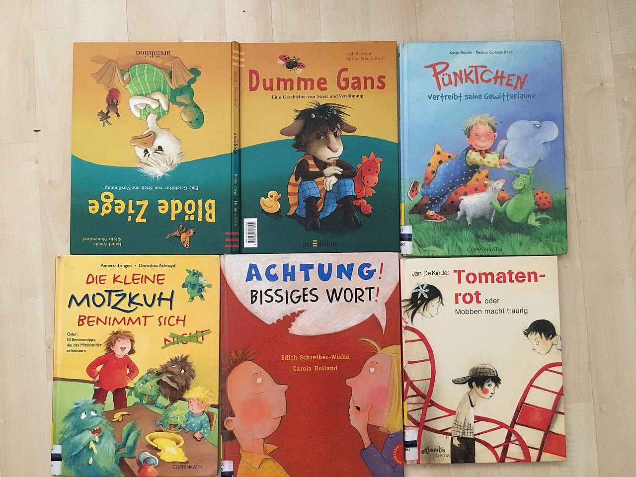 Buchcover Blöde Ziege, Dumme Gans von Isabel Abedi und Silvio Neuendorf, Pünktchen vertreibt seine Gewitterlaune von Katja Reider und Betina Gotzen-Beek, Die kleine Motzkuh benimmt sich nicht von Annette Langen und Dorothea Ackroyd, Achtung! Bissiges Wort! von Edith Schreiber-Wicke und Carola Holland sowie Tomatenrot von Jan DeKinder.