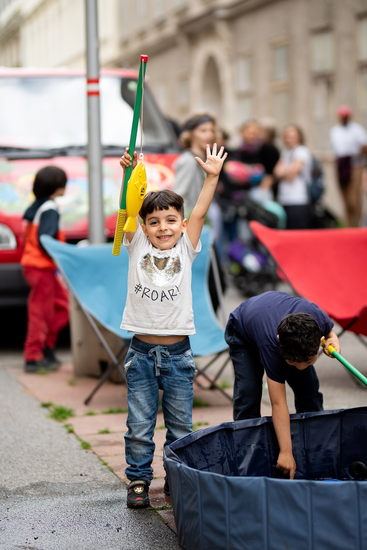 Kinder spielen draußen 