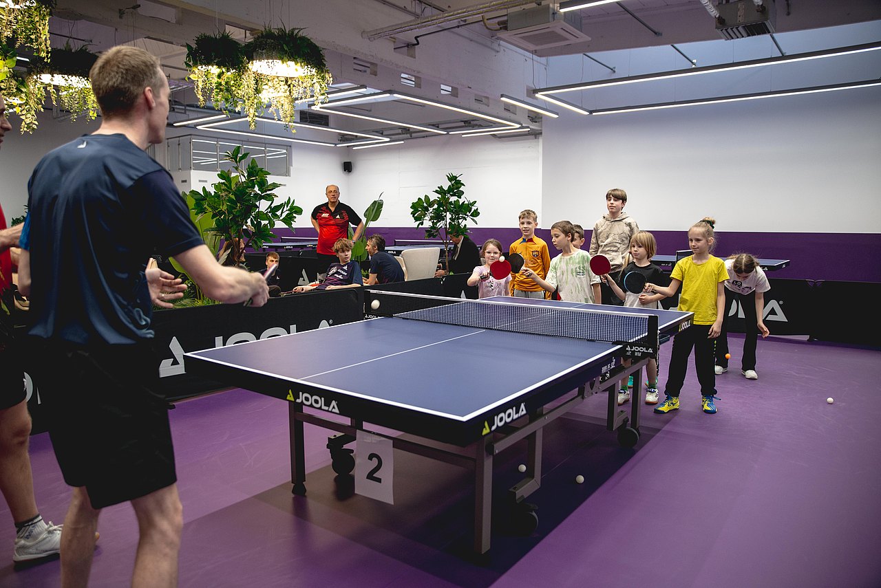 Tischtennistraining und Gruppenunterricht in professioneller Trainingshalle mit Kindern und Jugendlichen.