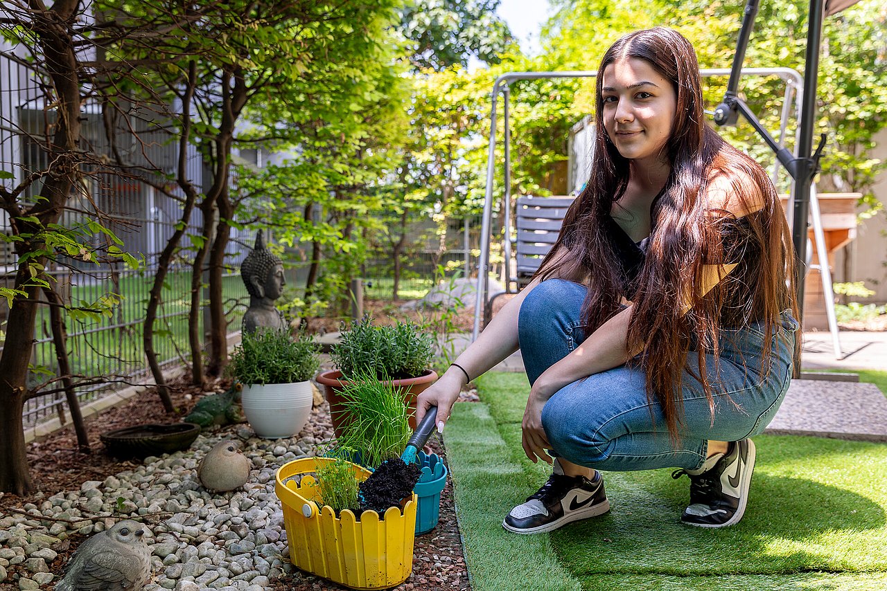 Wiener Ehrenamtswoche 2024 Jugendliche befüllt Blumentöpfe mit Erde