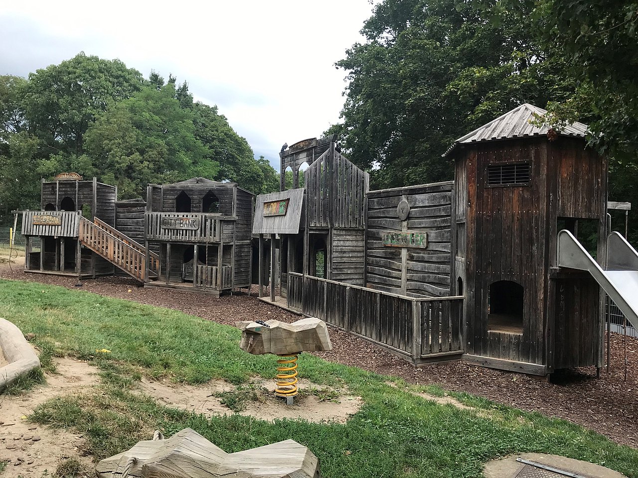 Ansicht auf Westernspielplatz