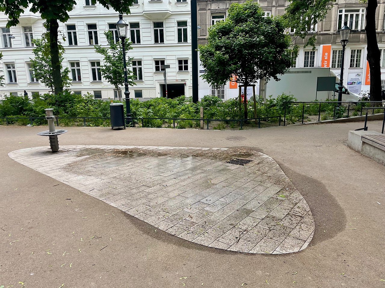 Wasserspiele Wasserhahn und Bodendüsen