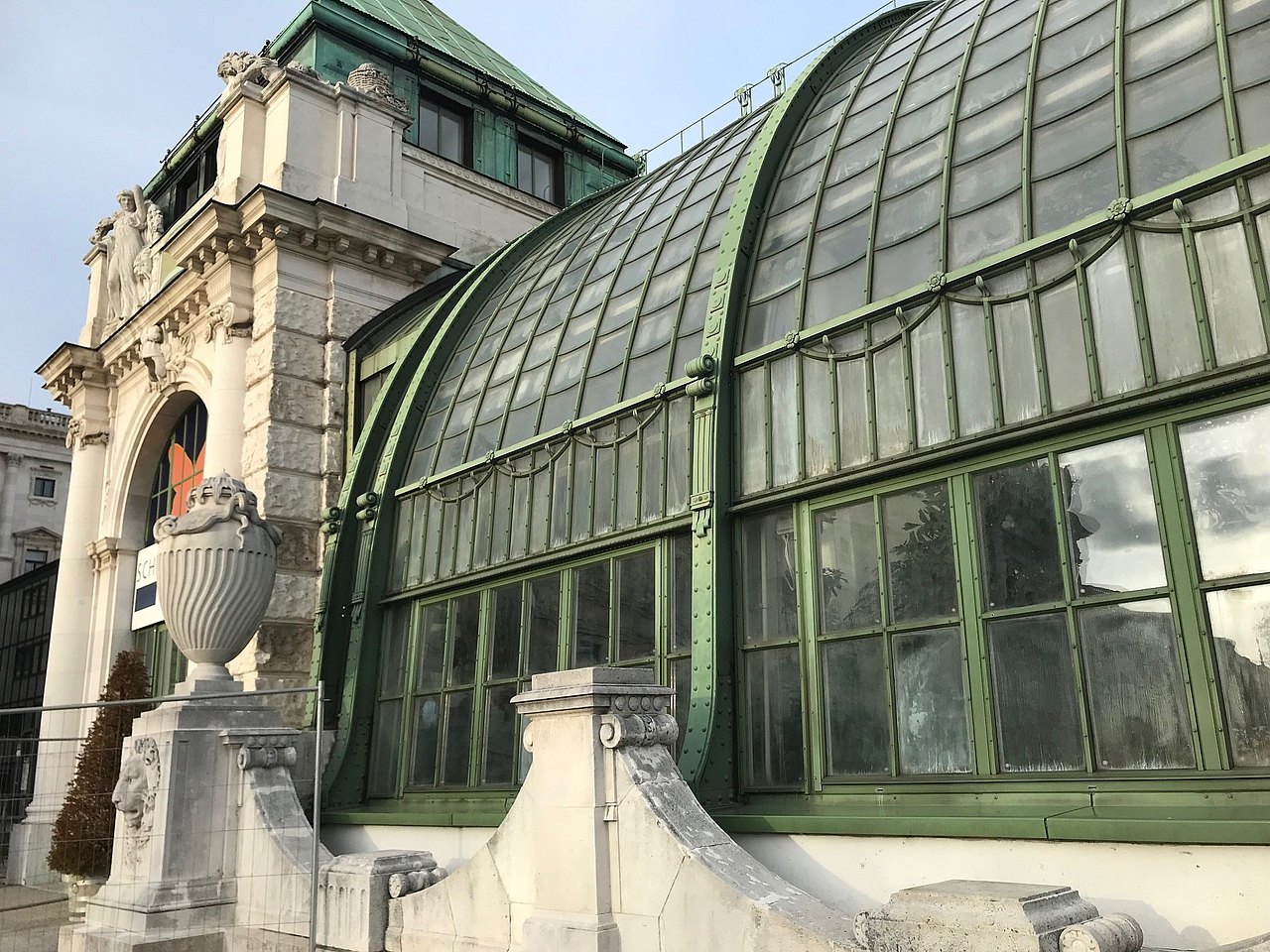 Pavillon des Palmenhauses mit beeindruckender Glaskonstruktion 