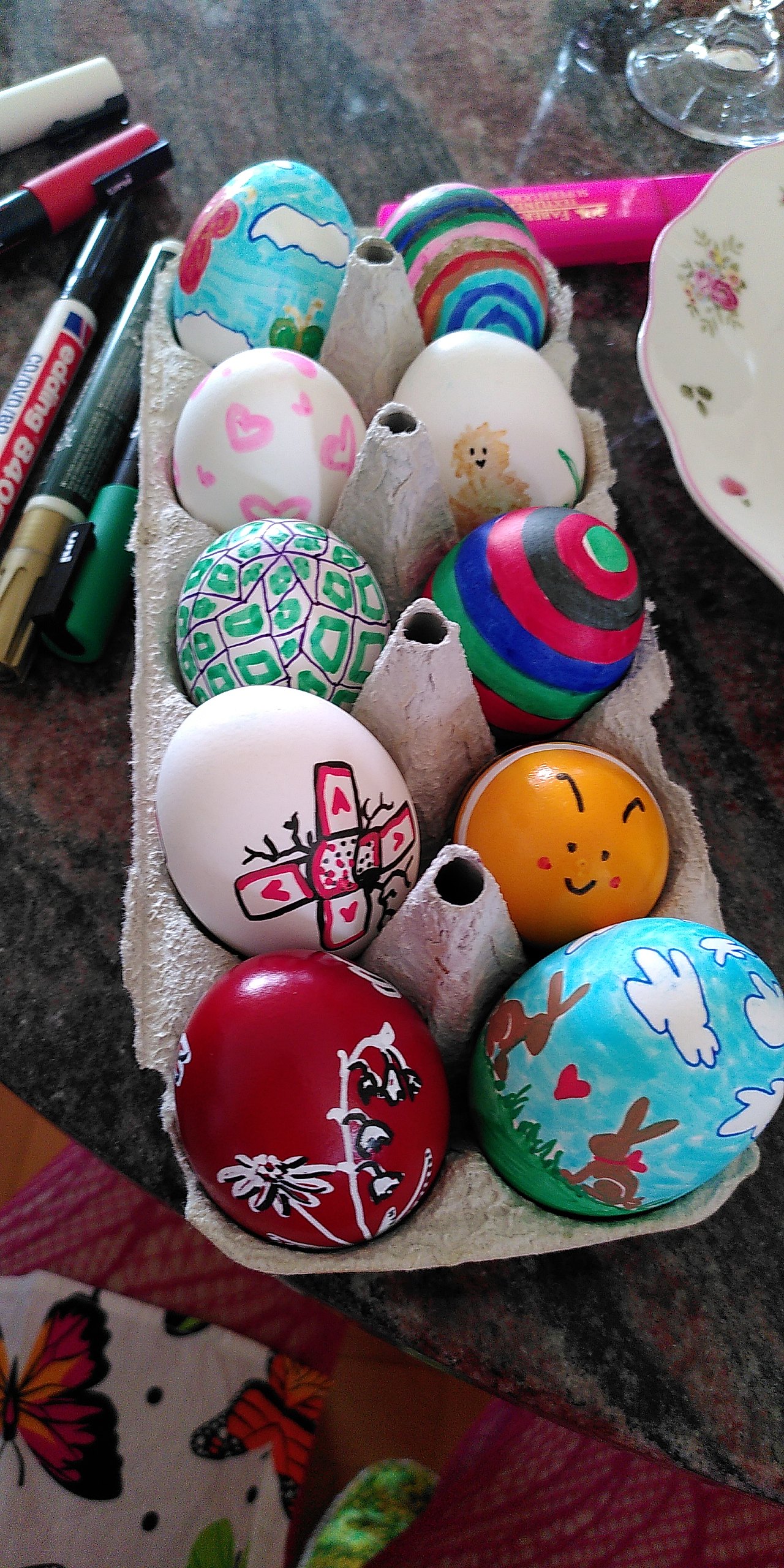 BunteEier2 Ein Eierkarton, voll mit bunten, verschieden bemalten Eiern.