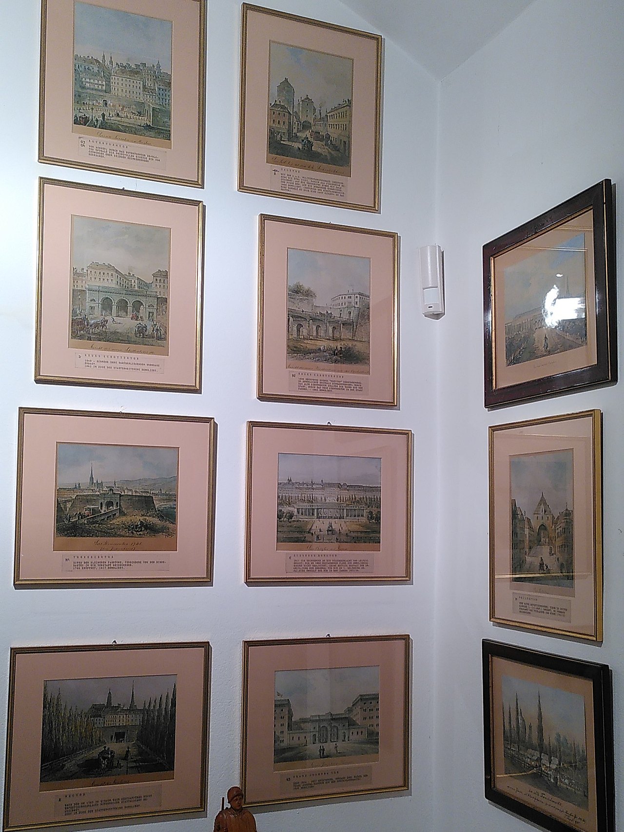 11 gemalte Bilder der ehemaligen Tore der Wiener Stadtmauern.