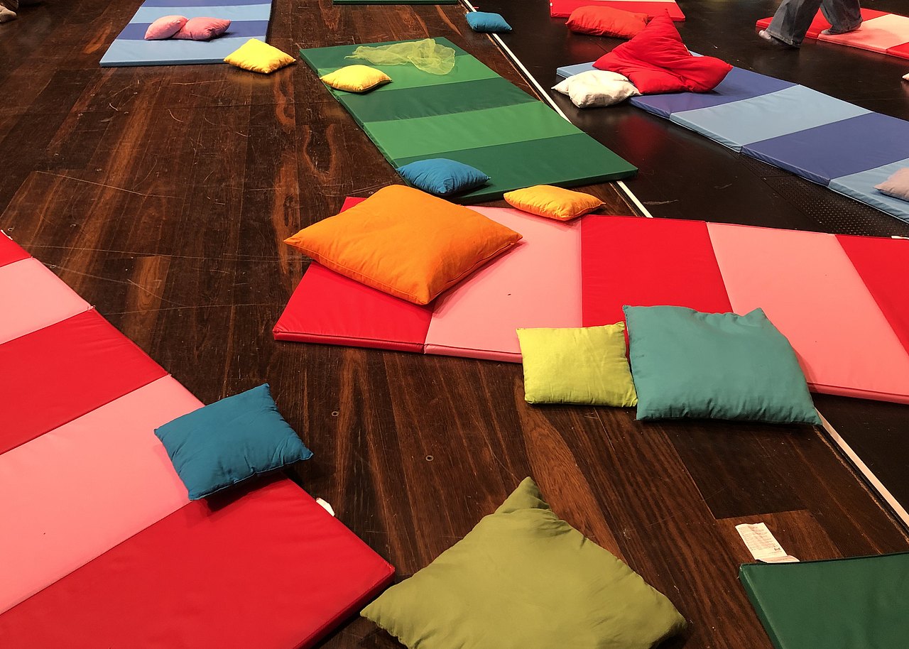 Bühne mit Sitzpölstern