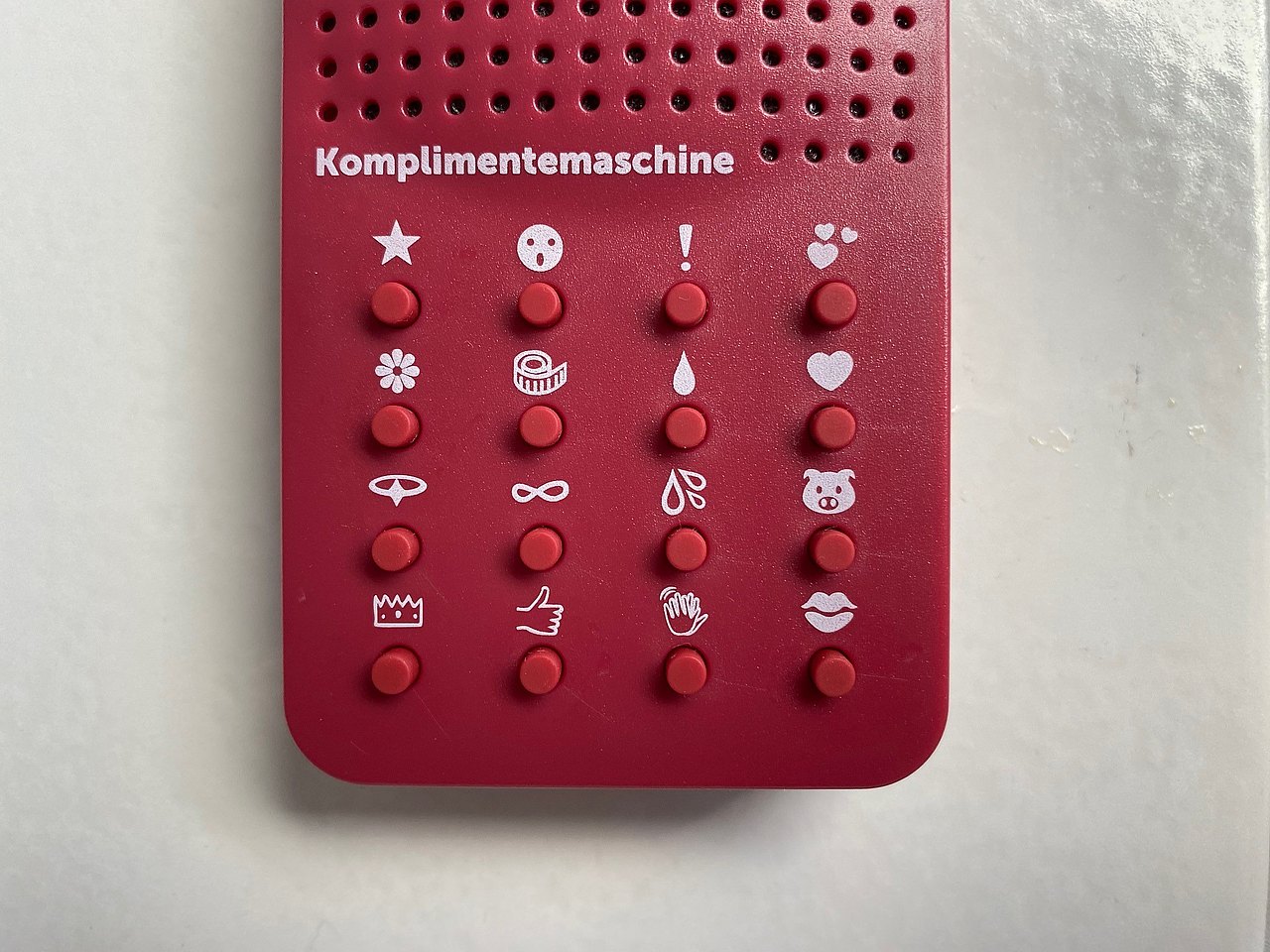Anzeige einer Komplimentemaschine mit verschiedenen Icons, die man mit Knöpfen wählen kann