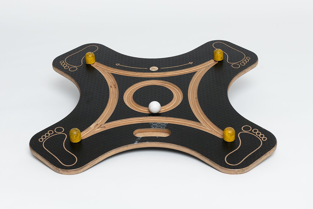 Holzwippe die mittel einer Kugel bespielt wird.