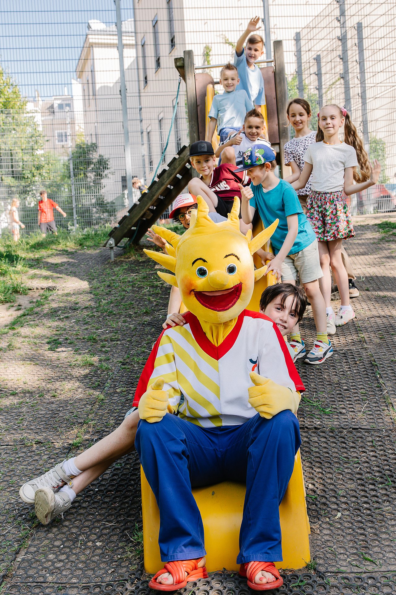 Spaß mit Holli Kinder haben Spaß mit Holli auf der Rutsche