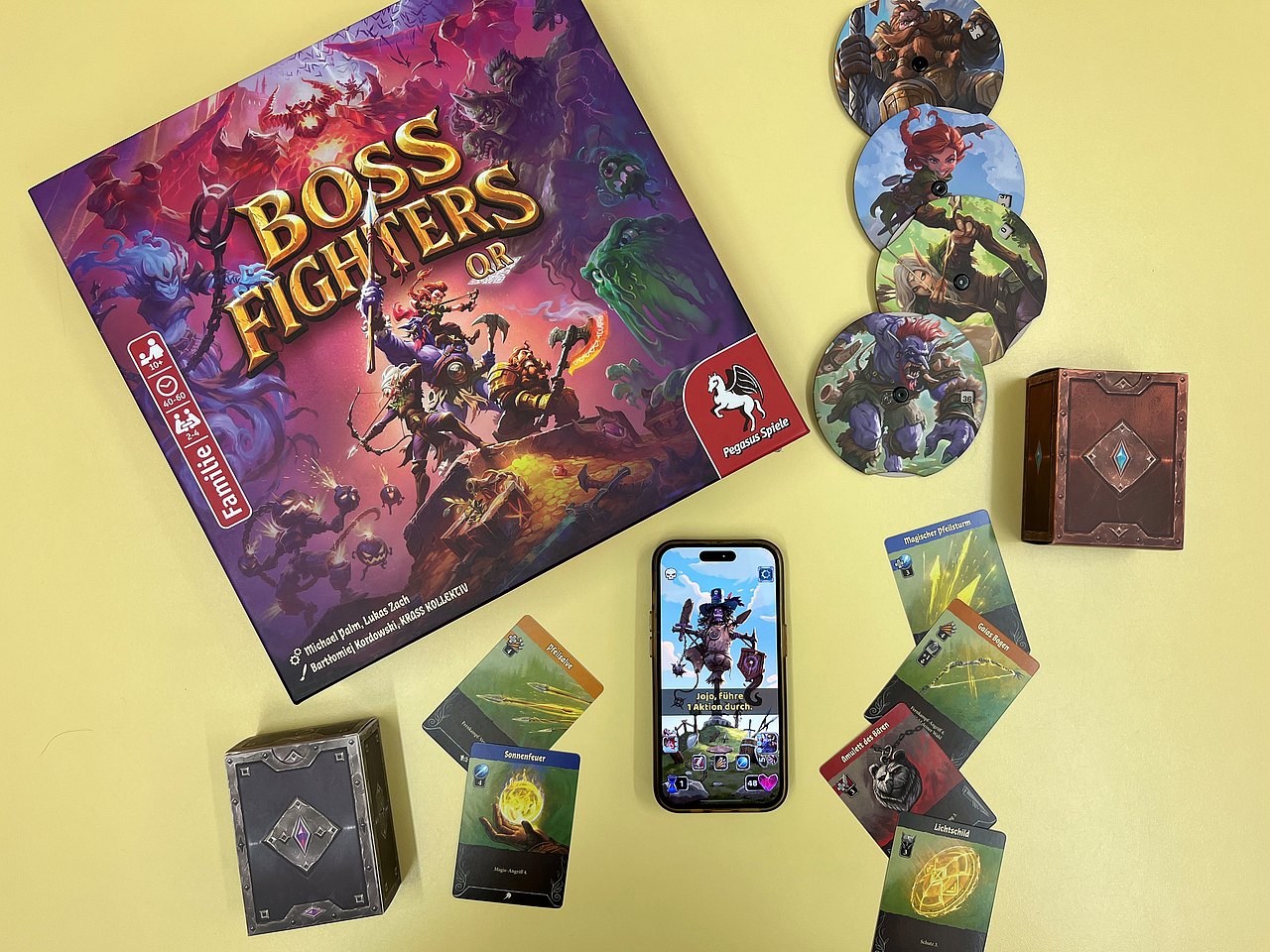 Boss Fighter Schachtel und Spielaufbau vom Spiel Boss Fighters QR
