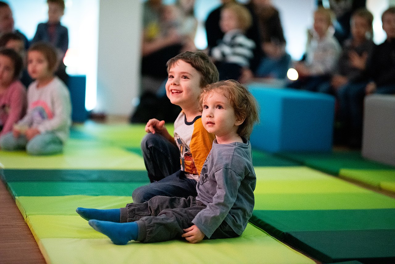 Buben sitzen im Publikum