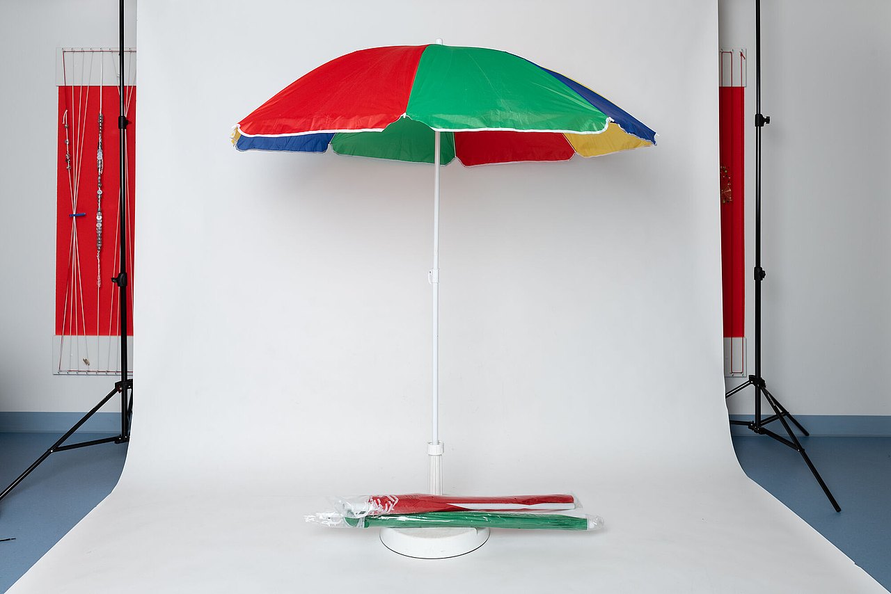 Aufklappbarer bunter Schirm