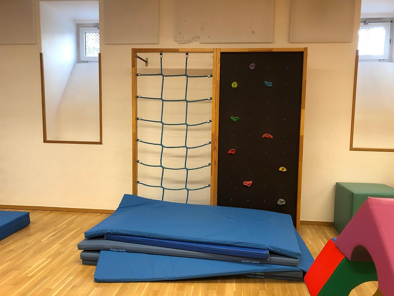 Kletterwand jojo Kletterwand mit Seilen, Griffen und Matten