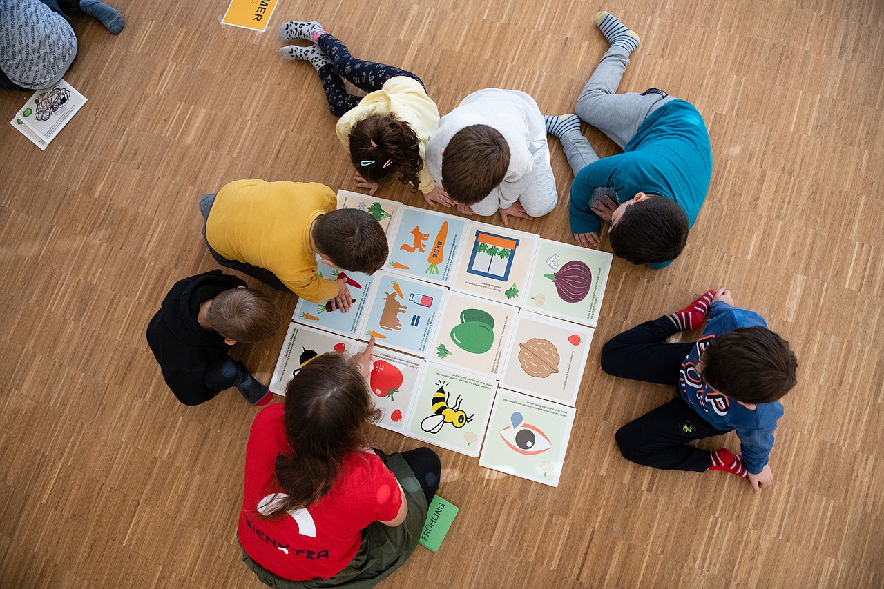 Kinder von oben mit Riesen-Memory