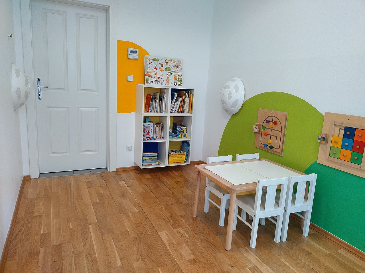 Kinderbücher und Kindertischchen