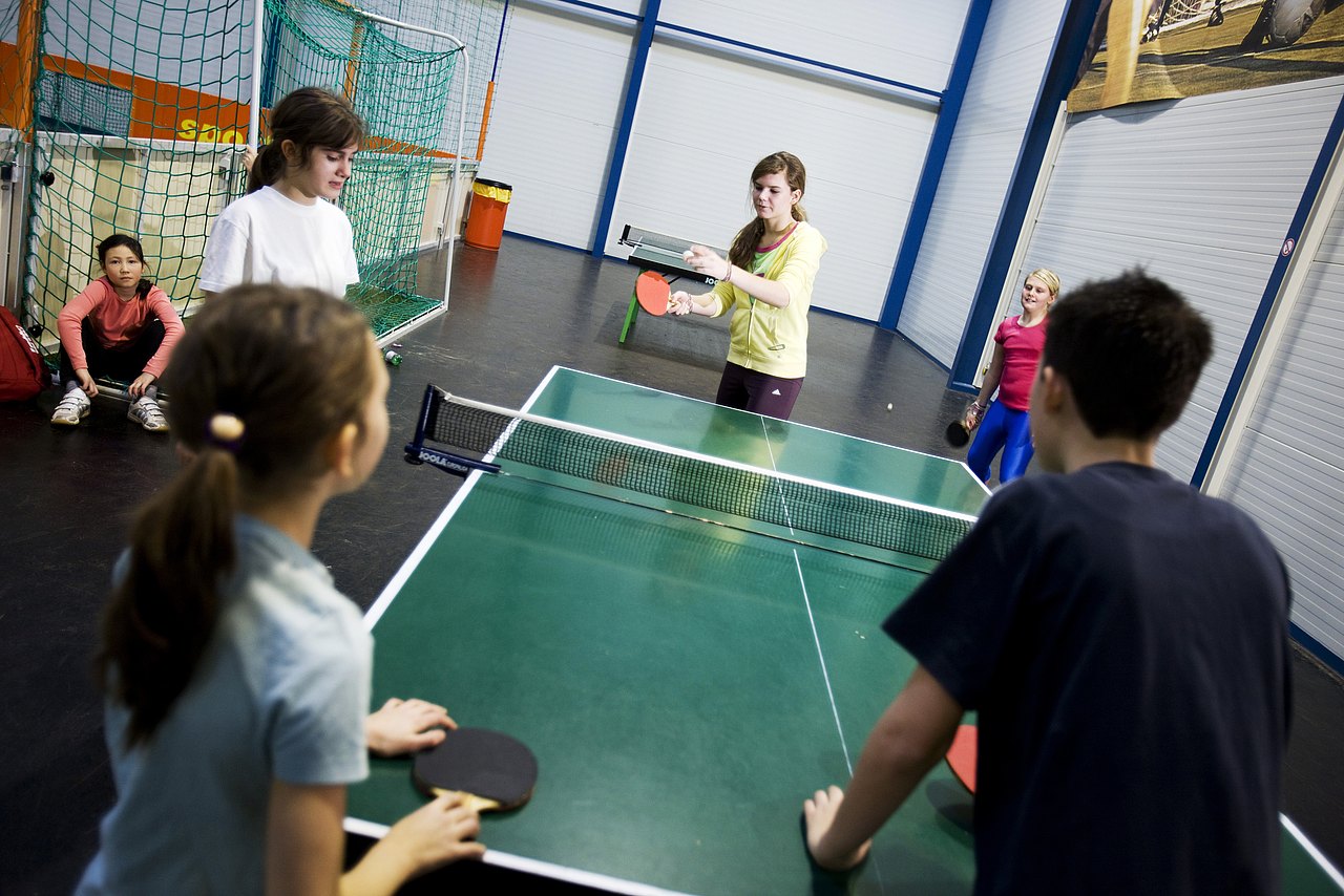 Kinder spielen Tischtennis