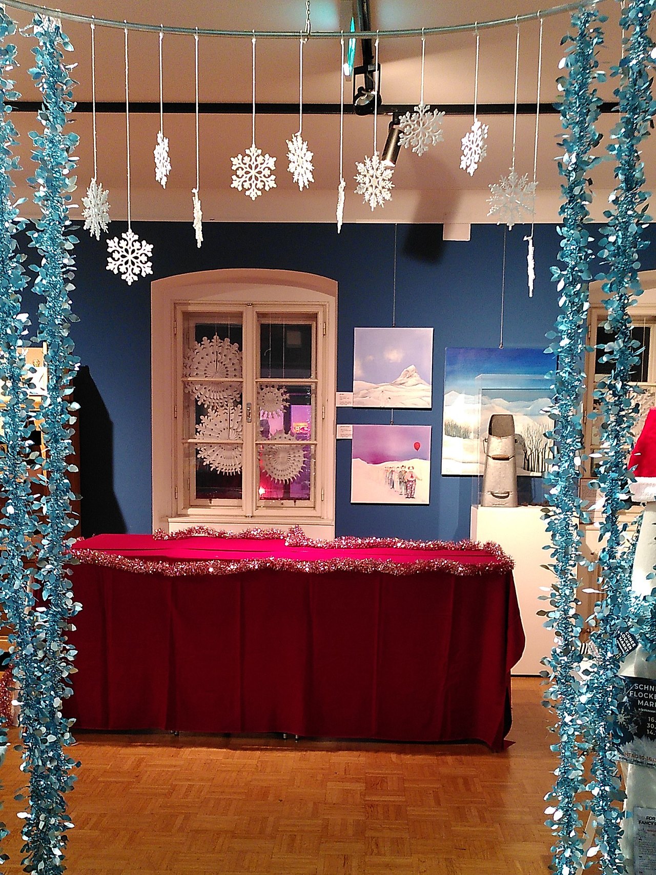 Eingangsbereich des Bezirksmuseums Neubau mit weihnachtlicher Dekoration.